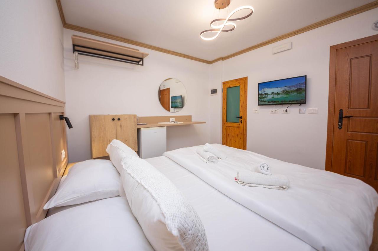 Bed And Breakfast Kotoni Gjirokastër 외부 사진